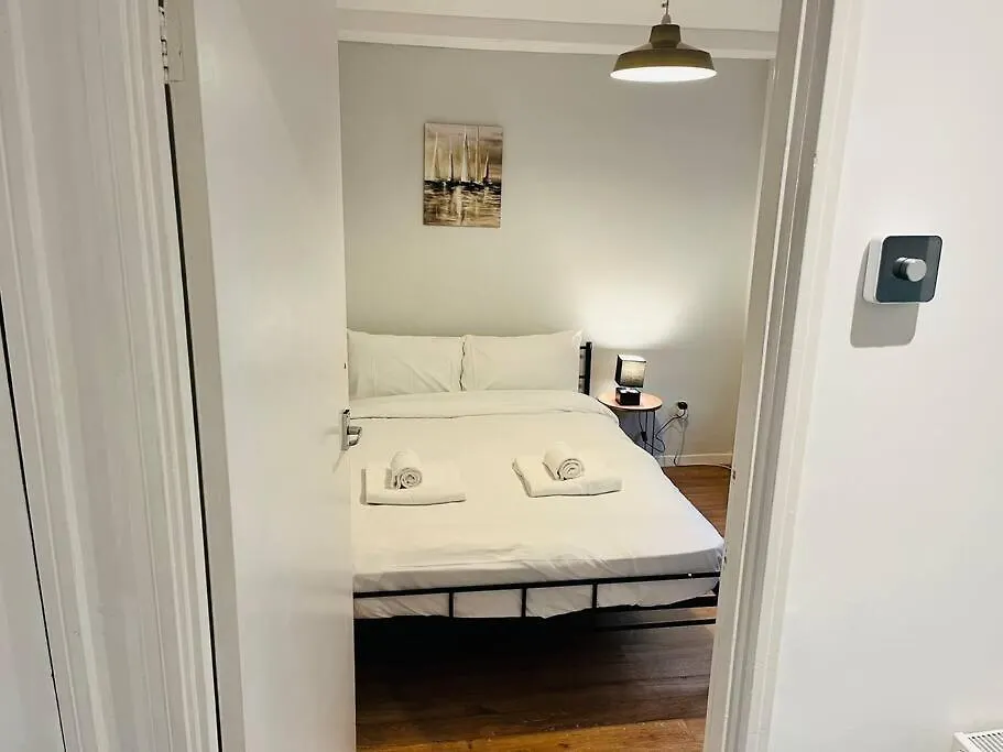 Family Home In Residential Neighbourhood Cardiff 0*,